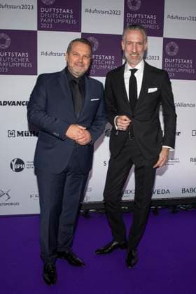 vl: Udo Heuser, CEO Nobilis Group Fragrance Foundation mit Andreas Fuhlisch, Geschäftsführer VKE Kosmetikverband Fragrance Foundation. DUFTSTARS 2023 - Deutscher Parfumpreis Verleihung des deutschen Parfumpreises DUFTSTARS durch die Fragrance Foundation am 16.11.2023, Rheinterrassen, Duesseldorf.