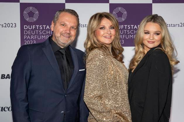vl: Udo Heuser, CEO Nobilis Group Fragrance Foundation, Moderatorin Frauke Ludowig und Co-Moderatorin Nele Ludowig. DUFTSTARS 2023 - Deutscher Parfumpreis Verleihung des deutschen Parfumpreises DUFTSTARS durch die Fragrance Foundation am 16.11.2023, Rheinterrassen, Duesseldorf.