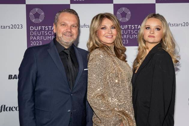 vl: Udo Heuser, CEO Nobilis Group Fragrance Foundation, Moderatorin Frauke Ludowig und Co-Moderatorin Nele Ludowig. DUFTSTARS 2023 - Deutscher Parfumpreis Verleihung des deutschen Parfumpreises DUFTSTARS durch die Fragrance Foundation am 16.11.2023, Rheinterrassen, Duesseldorf.