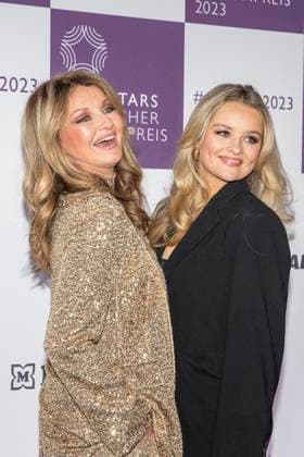 Moderatorin Frauke Ludowig mit Tochter und Co-Moderatorin Nele Ludowig. DUFTSTARS 2023 - Deutscher Parfumpreis Verleihung des deutschen Parfumpreises DUFTSTARS durch die Fragrance Foundation am 16.11.2023, Rheinterrassen, Duesseldorf.