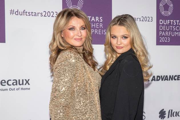 Moderatorin Frauke Ludowig mit Tochter und Co-Moderatorin Nele Ludowig. DUFTSTARS 2023 - Deutscher Parfumpreis Verleihung des deutschen Parfumpreises DUFTSTARS durch die Fragrance Foundation am 16.11.2023, Rheinterrassen, Duesseldorf.