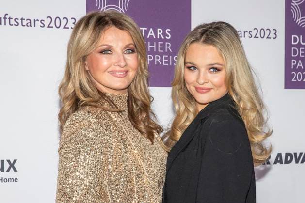 Moderatorin Frauke Ludowig mit Tochter und Co-Moderatorin Nele Ludowig. DUFTSTARS 2023 - Deutscher Parfumpreis Verleihung des deutschen Parfumpreises DUFTSTARS durch die Fragrance Foundation am 16.11.2023, Rheinterrassen, Duesseldorf.