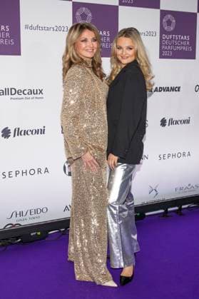 Moderatorin Frauke Ludowig mit Tochter und Co-Moderatorin Nele Ludowig. DUFTSTARS 2023 - Deutscher Parfumpreis Verleihung des deutschen Parfumpreises DUFTSTARS durch die Fragrance Foundation am 16.11.2023, Rheinterrassen, Duesseldorf.