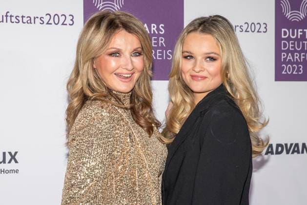Moderatorin Frauke Ludowig mit Tochter und Co-Moderatorin Nele Ludowig. DUFTSTARS 2023 - Deutscher Parfumpreis Verleihung des deutschen Parfumpreises DUFTSTARS durch die Fragrance Foundation am 16.11.2023, Rheinterrassen, Duesseldorf.
