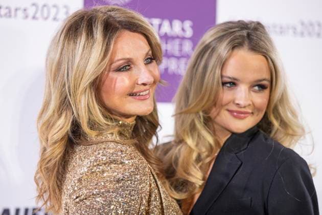 Moderatorin Frauke Ludowig mit ihrer Tochter Nele Ludowig, Co-Moderatorin der Verleihung. DUFTSTARS 2023 - Deutscher Parfumpreis Verleihung des deutschen Parfumpreises DUFTSTARS durch die Fragrance Foundation am 16.11.2023, Rheinterrassen, Duesseldorf.