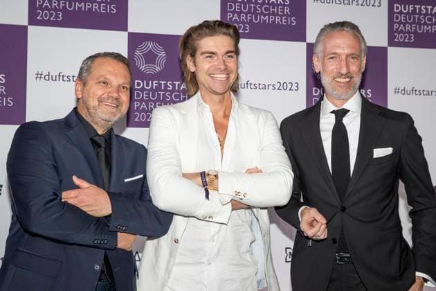 vl: Udo Heuser, CEO Nobilis Group Fragrance Foundation, Influencer Jeremy Fragrance, Andreas Fuhlisch, Geschaeftsfuehrer VKE Kosmetikverband Fragrance Foundation. DUFTSTARS 2023 - Deutscher Parfumpreis Verleihung des deutschen Parfumpreises DUFTSTARS durch die Fragrance Foundation am 16.11.2023, Rheinterrassen, Duesseldorf.
