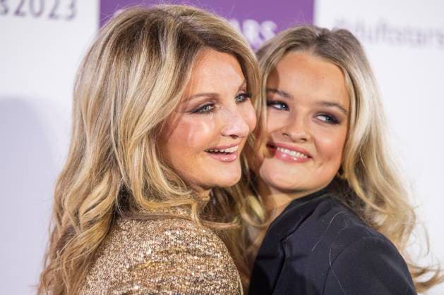 Moderatorin Frauke Ludowig mit ihrer Tochter Nele Ludowig, Co-Moderatorin der Verleihung. DUFTSTARS 2023 - Deutscher Parfumpreis Verleihung des deutschen Parfumpreises DUFTSTARS durch die Fragrance Foundation am 16.11.2023, Rheinterrassen, Duesseldorf.