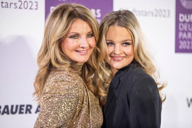 Moderatorin Frauke Ludowig mit ihrer Tochter Nele Ludowig, Co-Moderatorin der Verleihung. DUFTSTARS 2023 - Deutscher Parfumpreis Verleihung des deutschen Parfumpreises DUFTSTARS durch die Fragrance Foundation am 16.11.2023, Rheinterrassen, Duesseldorf.