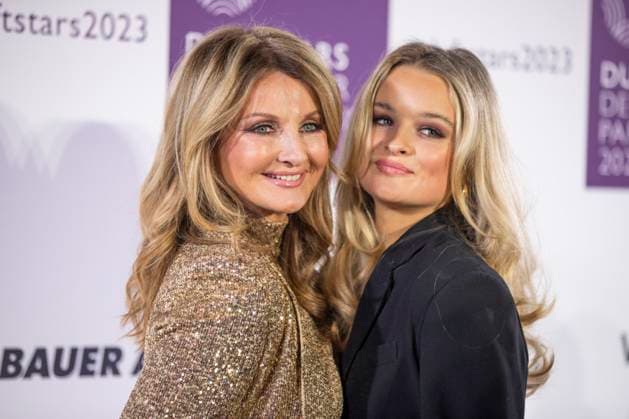 Moderatorin Frauke Ludowig mit ihrer Tochter Nele Ludowig, Co-Moderatorin der Verleihung. DUFTSTARS 2023 - Deutscher Parfumpreis Verleihung des deutschen Parfumpreises DUFTSTARS durch die Fragrance Foundation am 16.11.2023, Rheinterrassen, Duesseldorf.