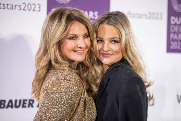 Moderatorin Frauke Ludowig mit ihrer Tochter Nele Ludowig, Co-Moderatorin der Verleihung. DUFTSTARS 2023 - Deutscher Parfumpreis Verleihung des deutschen Parfumpreises DUFTSTARS durch die Fragrance Foundation am 16.11.2023, Rheinterrassen, Duesseldorf.