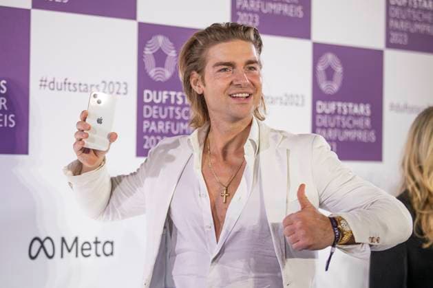 Influencer Jeremy Fragrance. DUFTSTARS 2023 - Deutscher Parfumpreis Verleihung des deutschen Parfumpreises DUFTSTARS durch die Fragrance Foundation am 16.11.2023, Rheinterrassen, Duesseldorf.