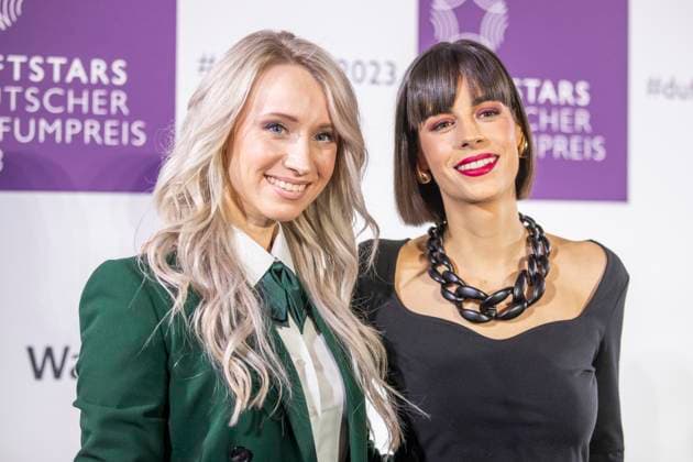 Influencerin Leni s Scents mit Influencerin Angelina Patchouli. DUFTSTARS 2023 - Deutscher Parfumpreis Verleihung des deutschen Parfumpreises DUFTSTARS durch die Fragrance Foundation am 16.11.2023, Rheinterrassen, Duesseldorf.