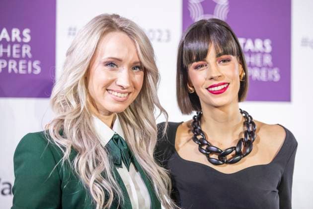 Influencerin Leni s Scents mit Influencerin Angelina Patchouli. DUFTSTARS 2023 - Deutscher Parfumpreis Verleihung des deutschen Parfumpreises DUFTSTARS durch die Fragrance Foundation am 16.11.2023, Rheinterrassen, Duesseldorf.