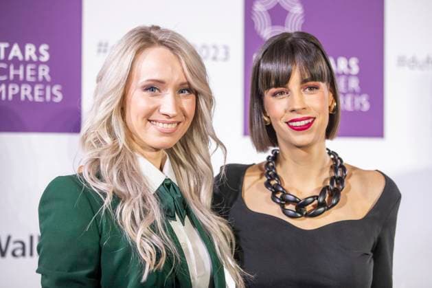Influencerin Leni s Scents mit Influencerin Angelina Patchouli. DUFTSTARS 2023 - Deutscher Parfumpreis Verleihung des deutschen Parfumpreises DUFTSTARS durch die Fragrance Foundation am 16.11.2023, Rheinterrassen, Duesseldorf.
