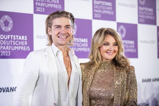 Influencer Jeremy Fragrance mit Moderatorin Frauke Ludowig. DUFTSTARS 2023 - Deutscher Parfumpreis Verleihung des deutschen Parfumpreises DUFTSTARS durch die Fragrance Foundation am 16.11.2023, Rheinterrassen, Duesseldorf.