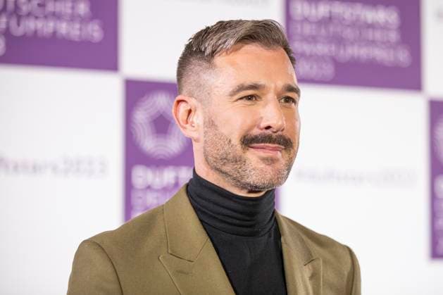 Moderator Jochen Schropp. DUFTSTARS 2023 - Deutscher Parfumpreis Verleihung des deutschen Parfumpreises DUFTSTARS durch die Fragrance Foundation am 16.11.2023, Rheinterrassen, Duesseldorf.