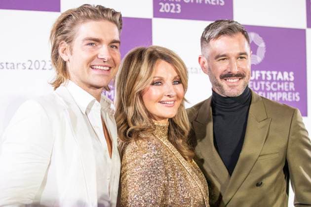 vl: Influencer Jeremy Fragrance, Moderatorin Frauke Ludowig, Moderator Jochen Schropp. DUFTSTARS 2023 - Deutscher Parfumpreis Verleihung des deutschen Parfumpreises DUFTSTARS durch die Fragrance Foundation am 16.11.2023, Rheinterrassen, Duesseldorf.