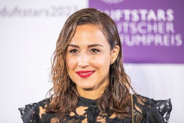 Moderatorin Nina Moghaddam. DUFTSTARS 2023 - Deutscher Parfumpreis Verleihung des deutschen Parfumpreises DUFTSTARS durch die Fragrance Foundation am 16.11.2023, Rheinterrassen, Duesseldorf.