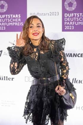Moderatorin Nina Moghaddam. DUFTSTARS 2023 - Deutscher Parfumpreis Verleihung des deutschen Parfumpreises DUFTSTARS durch die Fragrance Foundation am 16.11.2023, Rheinterrassen, Duesseldorf.