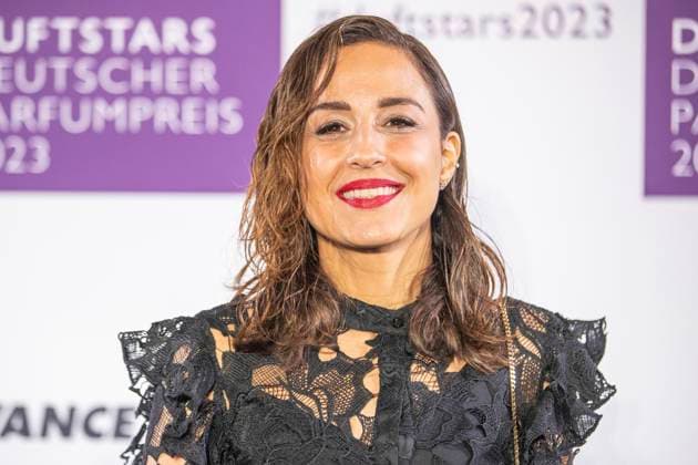 Moderatorin Nina Moghaddam. DUFTSTARS 2023 - Deutscher Parfumpreis Verleihung des deutschen Parfumpreises DUFTSTARS durch die Fragrance Foundation am 16.11.2023, Rheinterrassen, Duesseldorf.