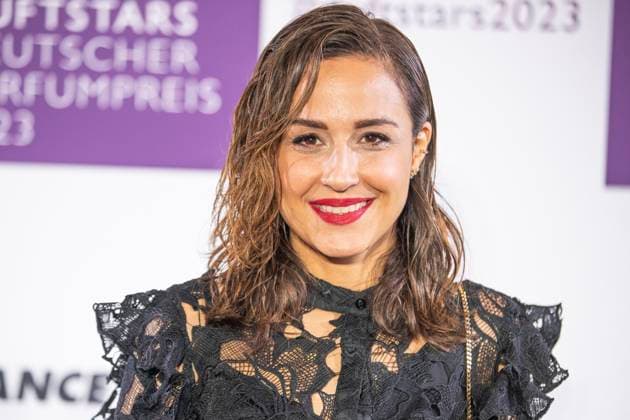 Moderatorin Nina Moghaddam. DUFTSTARS 2023 - Deutscher Parfumpreis Verleihung des deutschen Parfumpreises DUFTSTARS durch die Fragrance Foundation am 16.11.2023, Rheinterrassen, Duesseldorf.
