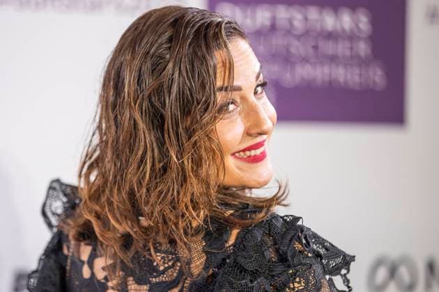 Moderatorin Nina Moghaddam. DUFTSTARS 2023 - Deutscher Parfumpreis Verleihung des deutschen Parfumpreises DUFTSTARS durch die Fragrance Foundation am 16.11.2023, Rheinterrassen, Duesseldorf.