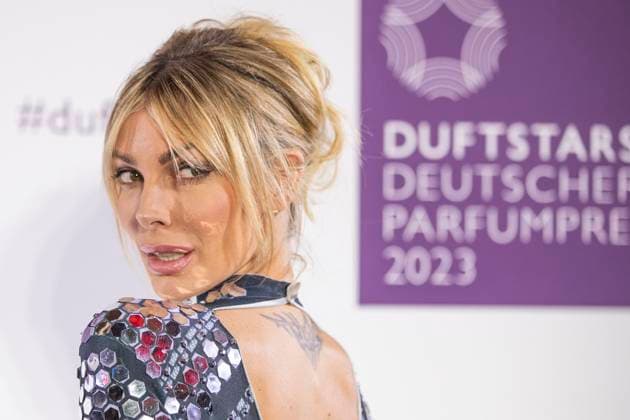 Moderatorin Annika Gassner. DUFTSTARS 2023 - Deutscher Parfumpreis Verleihung des deutschen Parfumpreises DUFTSTARS durch die Fragrance Foundation am 16.11.2023, Rheinterrassen, Duesseldorf.