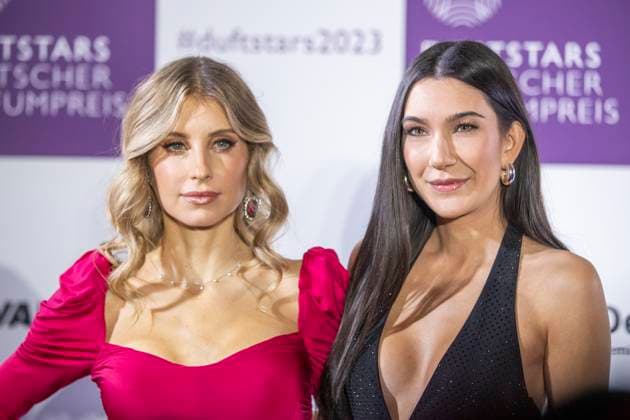 Moderatorin Cathy Hummels, Moderatorin Neda Peemueller. DUFTSTARS 2023 - Deutscher Parfumpreis Verleihung des deutschen Parfumpreises DUFTSTARS durch die Fragrance Foundation am 16.11.2023, Rheinterrassen, Duesseldorf.