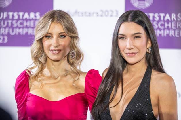 Moderatorin Cathy Hummels, Moderatorin Neda Peemueller. DUFTSTARS 2023 - Deutscher Parfumpreis Verleihung des deutschen Parfumpreises DUFTSTARS durch die Fragrance Foundation am 16.11.2023, Rheinterrassen, Duesseldorf.