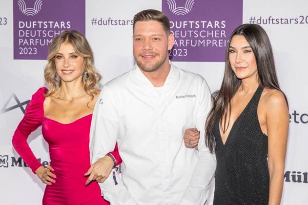 vl: Moderatorin Cathy Hummels, TV-Koch Robin Pietsch, Moderatorin Neda Peemueller. DUFTSTARS 2023 - Deutscher Parfumpreis Verleihung des deutschen Parfumpreises DUFTSTARS durch die Fragrance Foundation am 16.11.2023, Rheinterrassen, Duesseldorf.
