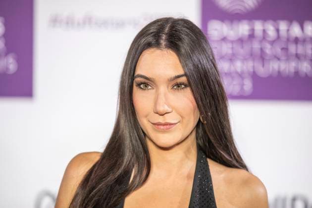 Moderatorin Neda Peemueller. DUFTSTARS 2023 - Deutscher Parfumpreis Verleihung des deutschen Parfumpreises DUFTSTARS durch die Fragrance Foundation am 16.11.2023, Rheinterrassen, Duesseldorf.