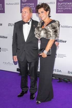 Drogeriechef Erwin Mueller mit Ehefrau Anita. DUFTSTARS 2023 - Deutscher Parfumpreis Verleihung des deutschen Parfumpreises DUFTSTARS durch die Fragrance Foundation am 16.11.2023, Rheinterrassen, Duesseldorf.