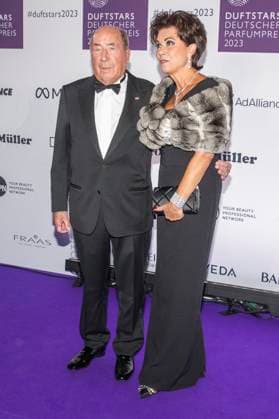 Drogeriechef Erwin Mueller mit Ehefrau Anita. DUFTSTARS 2023 - Deutscher Parfumpreis Verleihung des deutschen Parfumpreises DUFTSTARS durch die Fragrance Foundation am 16.11.2023, Rheinterrassen, Duesseldorf.