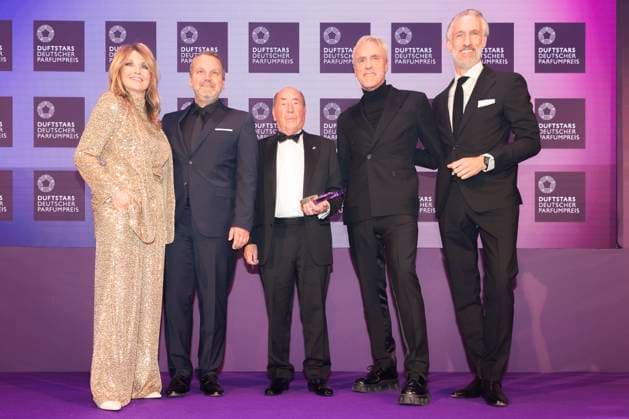 vl: Moderatorin Frauke Ludowig, CEO Nobilis Group Fragrance Foundation Udo Heuser, Preistraeger und Drogerichef Erwin Mueller, Laudator Tom Junkersdorf, Geschaeftsfuehrer VKE Kosmetikverband Fragrance Foundation Andreas Fuhlisch. DUFTSTARS 2023 - Deutscher Parfumpreis Verleihung des deutschen Parfumpreises DUFTSTARS durch die Fragrance Foundation am 16.11.2023, Rheinterrassen, Duesseldorf.