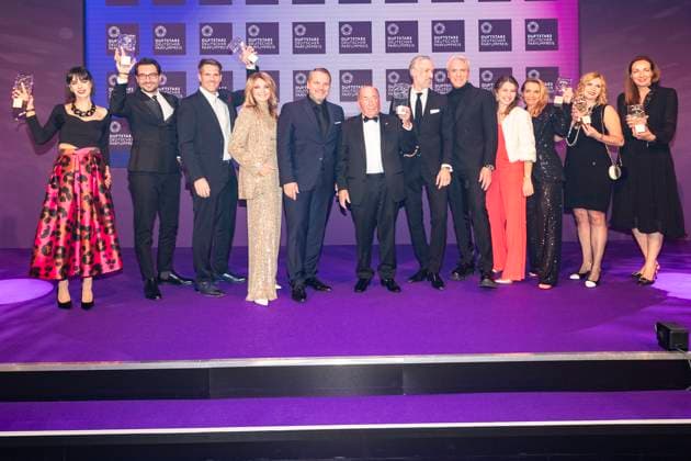 Das Gruppenbild der Preistraeger des Abends. DUFTSTARS 2023 - Deutscher Parfumpreis Verleihung des deutschen Parfumpreises DUFTSTARS durch die Fragrance Foundation am 16.11.2023, Rheinterrassen, Duesseldorf.