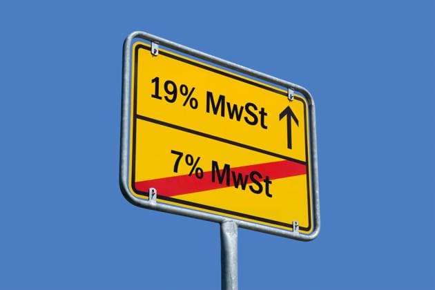 Ortsschild mit 19 Prozent MwSt und 7 Prozent MwSt Ortsschild mit 19 Prozent MwSt und 7 Prozent MwSt, 17.11.2023 Borkwalde, Brandenburg, Auf einem Ortschild stehen die Schriftzüge 19 Prozent MwSt und 7 Prozent MwSt. *** Town sign with 19 percent VAT and 7 percent VAT Town sign with 19 percent VAT and 7 percent VAT, 17 11 2023 Borkwalde, Brandenburg, On a town sign are the words 19 percent VAT and 7 percent VAT