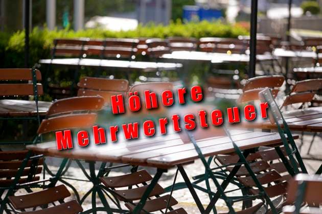 17.11.2023, Symbolbild, Thema: Mehrwertsteuer in der Gastronomie steigt wieder. Bild: Bad Wörishofen, Tische und Stühle in einem Biergarten ohne Gäste. Die Mehrwertsteuer auf Speisen in der Gastronomie wird zum Jahresbeginn 2024 wieder auf 19 Prozent angehoben. Darauf hat sich die Regierungskoalition verständigt. 17.11.2023, Mehrwertsteuer 17.11.2023, Mehrwertsteuer *** 17 11 2023, symbolic image, topic VAT in the catering industry rises again Image Bad Wörishofen, tables and chairs in a beer garden without guests VAT on food in the catering industry will be raised again to 19 percent at the beginning of 2024 This has been agreed by the governing coalition 17 11 2023, VAT 17 11 2023, VAT