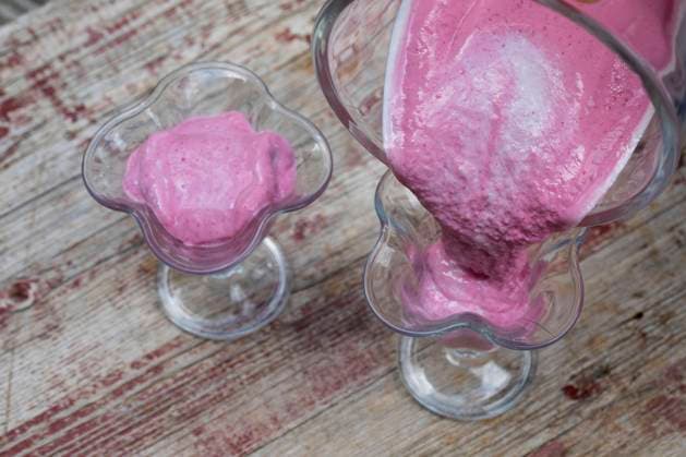 selbstgemachtes Himbeersofteis aus Naturjoghurt, Quark mit Fruechten, Bananen und wilde Himbeeren wurden vermixt und werden in Eisbecher gefuellt, Serienbild 3 4 selfmade soft ice cream made of yogurt, qvark and fruits, bananas and wild raspberries are mixed, series picture 3 4 BLWS698270 *** homemade Raspberry soft ice cream from Natural yogurt, Quark with Fruits, Bananas and wild Raspberries were mixed and become in Sundae filled, Serial picture 3 4 selfmade Soft ICE Cream Made of yogurt, qvark and fruits, Bananas and Wild raspberries are mixed, Series Picture 3 4 BLWS698270 Copyright: xblickwinkel F.xHeckerx
