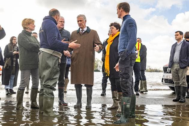 Bilder des Jahres 2023, Entertainment 11 November Entertainment Themen der Woche KW46 Entertainment Bilder des Tages West-Flanders province governor Carl Decaluwe and King Filip of Belgium pictured during a visit to farm t Madeliefje in Merkem, Houthulst, near the De Blankaart reserve, heavily touched by the floods in West Flanders, Friday 17 November 2023. The river Yser (Ijzer) has reached alarm levels at several sites in the Westhoek region after days of heavy rain.  JAMESxARTHURxGEKIERE 80199158