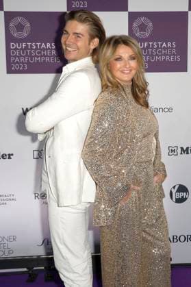 Jeremy Fragrance und Frauke Ludowig bei der Verleihung des Deutschen Parfumpreises Duftstars 2023 auf der Rheinterrasse Düsseldorf. Düsseldorf, 16.11.2023