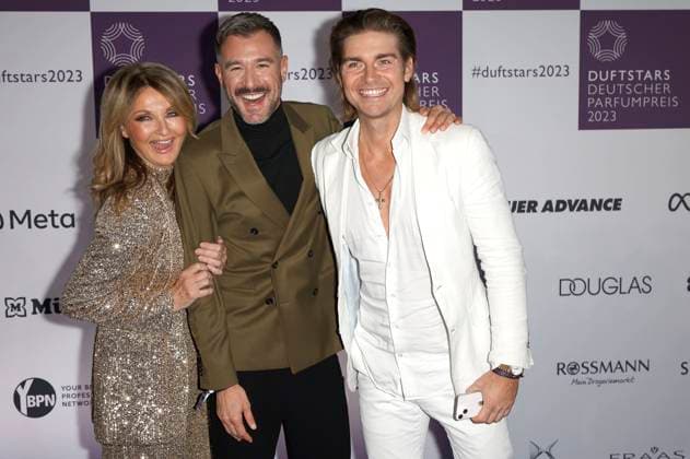 Frauke Ludowig, Jochen Schropp und Jeremy Fragrance bei der Verleihung des Deutschen Parfumpreises Duftstars 2023 auf der Rheinterrasse Düsseldorf. Düsseldorf, 16.11.2023
