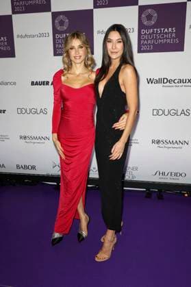 Cathy Hummels und Neda Peemüller bei der Verleihung des Deutschen Parfumpreises Duftstars 2023 auf der Rheinterrasse Düsseldorf. Düsseldorf, 16.11.2023