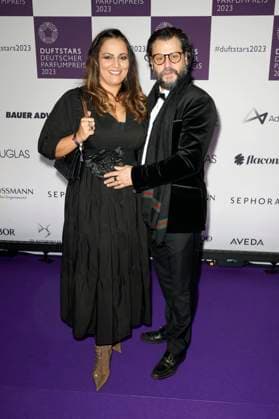 Manuel Cortez mit Freundin Saina Bayatpour bei der Verleihung des Deutschen Parfumpreises Duftstars 2023 auf der Rheinterrasse Düsseldorf. Düsseldorf, 16.11.2023