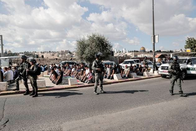 News Themen der Woche KW46 Dozens of men attend the Muslims Friday prayer at the Palestinian neighborhood of Ras al-Mud in front of Al Aqsa mosque, under the surveillance of Israeli troops, in Jerusalem, Israel, 17 November 2023. Muslims Friday prayer under the surveillance of Israeli troops in Jerusalem !ACHTUNG: NUR REDAKTIONELLE NUTZUNG!  Copyright: xManuelxBruquex GRAF8598 20231117-55012328895_1