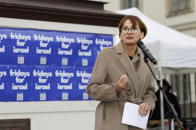 News Themen der Woche KW46 News Bilder des Tages Bettina Stark-Watzinger; Fridays for Israel, Kundgebung, Demonstration, am 17.11.2023 in Berlin, (HU-Berlin, Humboldt Universität, Humboldt Uni,), Deutschland *** Bettina Stark Watzinger Fridays for Israel, rally, demonstration, on 17 11 2023 in Berlin, HU Berlin, Humboldt University, Humboldt Uni, , Germany