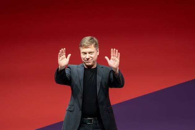 Augsburger Parteitag 2023 Die Linke Martin Schirdewan, Parteivorsitzender, hält seine Grundsatzrede nach Eröffnung des Parteitags;Augsburger Parteitag 2023 Die Linke Martin Schirdewan, Parteivorsitzender, hält seine Grundsatzrede nach Eröffnung des Parteitags, Augsburg Bayern Deutschland Messe *** Augsburg Party Congress 2023 Die Linke Martin Schirdewan, party chairman, delivers his keynote speech after the opening of the party congress Augsburg Party Congress 2023 Die Linke Martin Schirdewan, party chairman, delivers his keynote speech after the opening of the party congress, Augsburg Bavaria Germany Trade fair