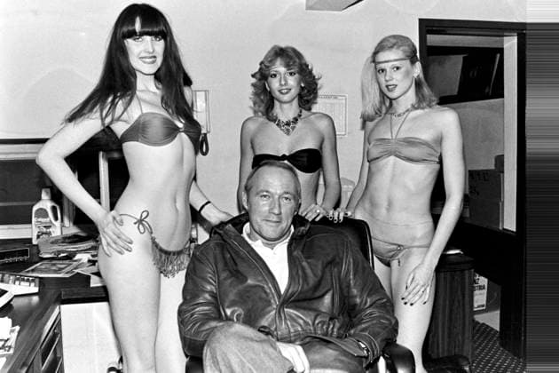 Archivbilder der Woche KW46 1983: Disco-Pate Wiens¦ Fotos: Leopold NEKULA VIENNAREPORT e. U. â¬Öï¸ Wahl zur Miss Vienna 1983 xx.xx.1983, Queen Anne, Wien . âž¡ï¸ Interessante Details zum Milieu: https: www.facebook.com Strichfilosof Weiterführende Erläuterungen: https: radio-schwachsinn.blogspot.com . https: strichfilosof.wordpress.com . Bild: Zu sehen hier Queen Anne Disco Club - Eigner Peter WAJDA backstage mit Missen-Anwärterinnen. . Infos: Auszug aus radio-schwachsinn.blogspot.com vom 12. März 2018 Wiener Disco-Nostalgien¦ Dieses Lied (unten) erinnert mich an die Zeiten, wo Türsteher noch deutsch oder wienerisch sprachen. Männer, die weniger auf die Person sondern zuerst einen prüfenden Blick auf die Schuhe des Ga Z101000121_161123jpeg