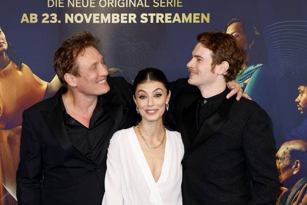 Bilder des Jahres 2023, Entertainment 11 November Entertainment Themen der Woche KW46 Entertainment Bilder des Tages Oliver Masucci, Alessandra Mastronardi und Philip Froissant bei der One Billion Dollar (Paramount+) Serien Premiere am 17.11.2023 in Berlin One Billion Dollar Serienpremiere in Berlin *** Oliver Masucci, Alessandra Mastronardi and Philip Froissant at the One Billion Dollar Paramount series premiere on 17 11 2023 in Berlin One Billion Dollar series premiere in Berlin
