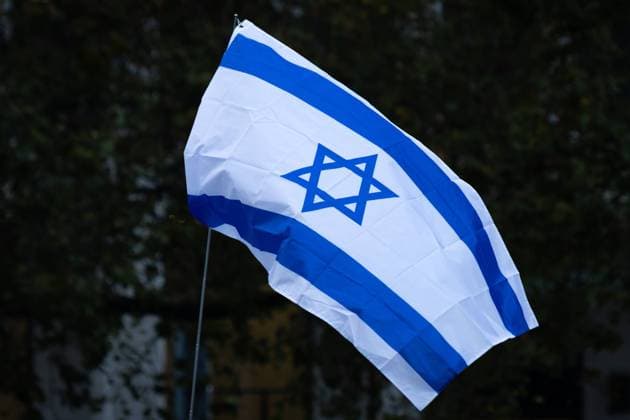 Demonstration gegen Judenhass in Frankfurt am Main Eine Israel-Fahne weht im Wind. Unter dem Motto Nie wieder ist jetzt demonstrierten am 17.11.2023 rund 1.500 Menschen auf dem Opernplatz in Frankfurt am Main gegen Judenhass. Frankfurt am Main Opernplatz Hessen Deutschland *** Demonstration against hatred of Jews in Frankfurt am Main An Israel flag flies in the wind Under the motto Never again is now, around 1,500 people demonstrated against hatred of Jews on 17 11 2023 at the Opernplatz in Frankfurt am Main Frankfurt am Main Opernplatz Hesse Germany 2023-11-17_ffm_demo_niewieder-ist-jetzt_gegen-judenhass_06