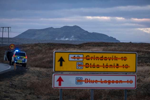 News Themen der Woche KW46 Checkpoint in Grindavik, Iceland - 17 Nov 2023 The road to Grindavik is closed by emergency services and police. Access is only possible with special permits. The magma continues to approach the surface and an eruption is expected in the next few days. The Icelandic police and emergency services have arranged a day to allow some of Grindavik s residents to get home to collect some belongings. Iceland Copyright: xRaulxMorenox xSOPAxImagesx R_MORENO_CHECKPOINT_GRINDAVIK_-1